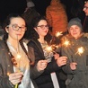 W ostatnią noc roku młodzi nie tylko obejrzeli pokaz fajerwerków, ale i sami zapalili zimne ognie.