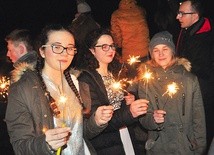W ostatnią noc roku młodzi nie tylko obejrzeli pokaz fajerwerków, ale i sami zapalili zimne ognie.