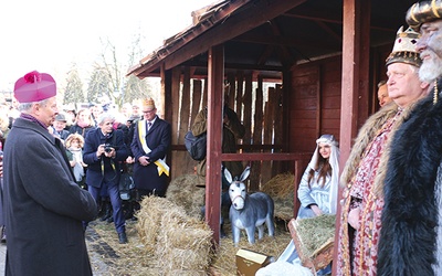 ▲	Bp Henryk Tomasik uczestniczył w radomskim pochodzie.