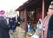 ▲	Bp Henryk Tomasik uczestniczył w radomskim pochodzie.