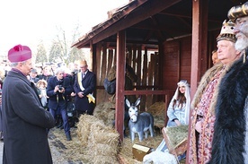 ▲	Bp Henryk Tomasik uczestniczył w radomskim pochodzie.