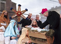 Podczas finału pochodu również arcybiskup Jędraszewski oddał pokłon Bożej Dziecinie.
