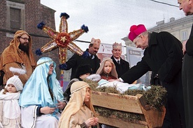 Podczas finału pochodu również arcybiskup Jędraszewski oddał pokłon Bożej Dziecinie.