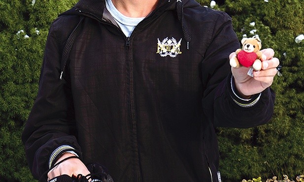 Gdy galicyjski sprzedawca zobaczył buty chłopaka, chwycił się za głowę i sprezentował mu nową parę... Z kolei małego misia dostał od spotkanej na szlaku dziewczyny z prośbą, by dał go komuś wyjątkowemu. Gdy opowiedział jej, dla kogo idzie, stwierdziła, że zabawka ma trafić do Julki.