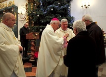 Biskup Andrzej F. Dziuba przyjmuje dary ołtarza.