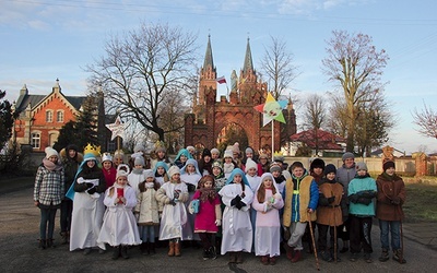 Grupa przed złakowskim kościołem.