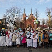 Grupa przed złakowskim kościołem.