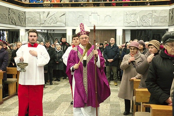 Abp Stanisław Budzik poświęcił odnowione wnętrze. 