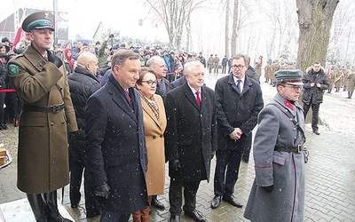 ▲	Prezydent Andrzej Duda wraz z oficjelami w Stróży podczas grudniowej uroczystości inaugurującej 100. rocznicę odzyskania przez Polskę niepodległości.