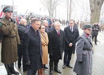 ▲	Prezydent Andrzej Duda wraz z oficjelami w Stróży podczas grudniowej uroczystości inaugurującej 100. rocznicę odzyskania przez Polskę niepodległości.