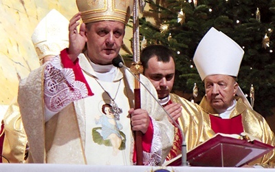 Biskup Roman Pindel  w trakcie dziękczynnej Eucharystii.