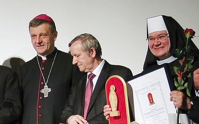 Laureatka otrzymała statuetkę i dyplom z rąk bp. Romana Pindla