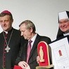 Laureatka otrzymała statuetkę i dyplom z rąk bp. Romana Pindla