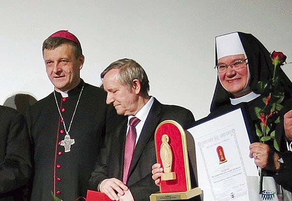 Laureatka otrzymała statuetkę i dyplom z rąk bp. Romana Pindla