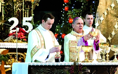 ▲	Biskup Jan Kopiec podczas jubileuszowej Eucharystii.