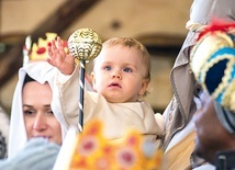 	Mińsk. Mędrcy w kościele św. Antoniego znaleźli Dzieciątko, które bardziej niż dary interesowało… berło.