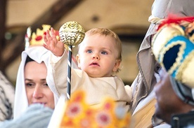 	Mińsk. Mędrcy w kościele św. Antoniego znaleźli Dzieciątko, które bardziej niż dary interesowało… berło.