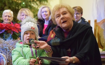 Teresa Lipowska zaprosiła do wspólnego śpiewania kolędy „Wśród nocnej ciszy” małą dziewczynkę