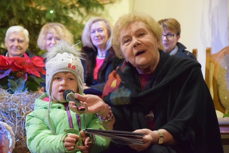 Teresa Lipowska zaprosiła do wspólnego śpiewania kolędy „Wśród nocnej ciszy” małą dziewczynkę