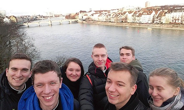 Intensywność spotkania wcale nie ostudziła entuzjazmu młodzieży. Na zdjęciu kleryk Mateusz Smaza ze swoją grupą.
