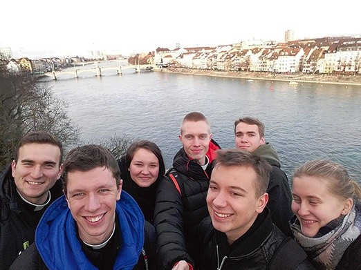 Intensywność spotkania wcale nie ostudziła entuzjazmu młodzieży. Na zdjęciu kleryk Mateusz Smaza ze swoją grupą.