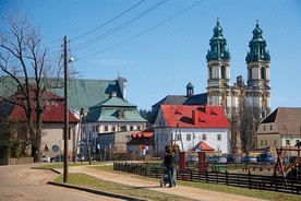 Na szlaku jest sporo zabytków sakralnych, leżących w diecezji legnickiej. Jednym z najważniejszych jest Krzeszów.