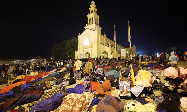 Pielgrzymi nocujący koło sanktuarium Los Vazquez w nocy przed uroczystością Niepokalanego Poczęcia NMP.