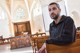 Eyal Friedman w Christ Church w Jerozolimie. Na ołtarzu napisy po hebrajsku: „To czyńcie na Moją pamiątkę” oraz „Emmanuel”.