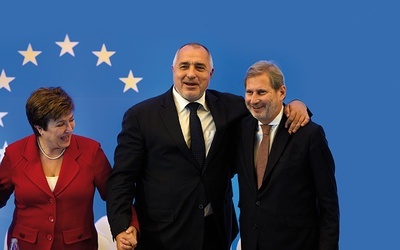 Premier Bułgarii Bojko Borisow (w środku) w towarzystwie Kristeliny Georgijewej z Banku Światowego i eurokomisarza Johannesa Hahna.