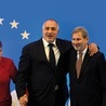 Premier Bułgarii Bojko Borisow (w środku) w towarzystwie Kristeliny Georgijewej z Banku Światowego i eurokomisarza Johannesa Hahna.