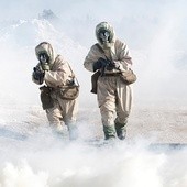 Mocarstwa nie zaniedbują przygotowań do obrony przed  atakami biologicznymi  i chemicznymi.  Na zdjęciu armia rosyjska ćwiczy odparcie ataku chemicznego na Syberii.