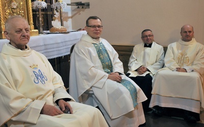 Na pierwszym planie (z lewej) ks. Edward Zieliński i duszpasterze w Karwicach: księża Przemysław Wójcik (drugi od lewej), Sylwester Jończyk i Piotr Giemza