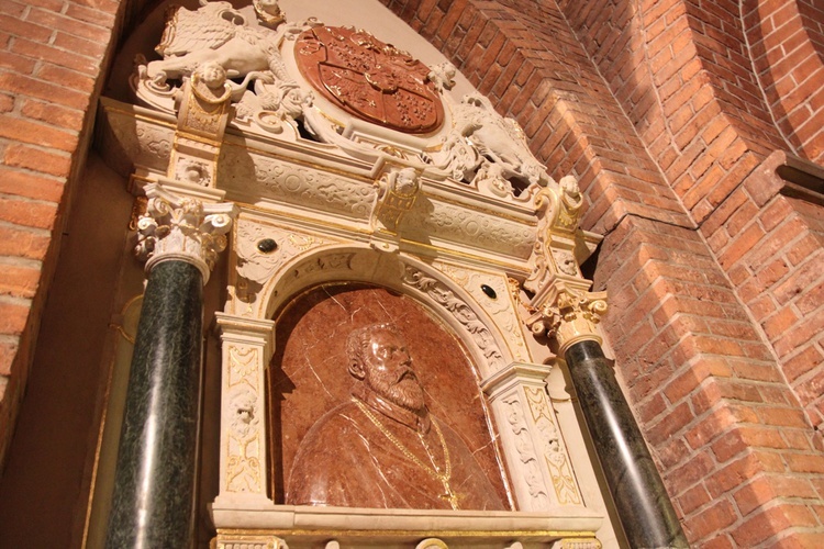 Ku rekonstrukcji ołtarza biskupa A. Jerina