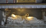 Ołtarz i replika płyty nagrobnej św. Stanisława z rzymskiego kościoła na Kwirynale