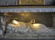 Ołtarz i replika płyty nagrobnej św. Stanisława z rzymskiego kościoła na Kwirynale