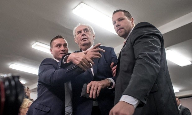 Zeman prowadzi po pierwszej turze 