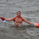 Zimowa przeprawa przez Wisłę wpław