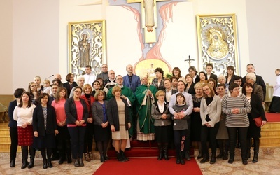 Pamiątkowa fotografia doradców życia rodzinnego po Mszy św., której w seminaryjnej kaplicy przewodniczył bp Henryk Tomasik