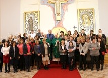 Pamiątkowa fotografia doradców życia rodzinnego po Mszy św., której w seminaryjnej kaplicy przewodniczył bp Henryk Tomasik