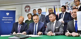 Moment podpisania umowy na budowę ostatnich dwóch z czterech odcinków drogi ekspresowej S7 na Mazowszu