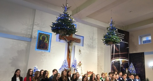 Licealiści z "Katolika" zaśpiewali kilka kolęd i wystawili jasełka
