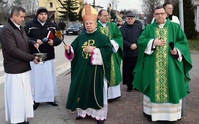 Promenadę dedykowaną twórcy sanktuarium poświęcił bp Henryk Tomasik