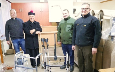 Przy rozładowaniu sprzętu byli (od lewej): ks. Robert Kowalski, ks. Kazimierz Chojnacki, ks. Tomasz Pastuszka i Rycerz Kolumba Mariusz Mańturz