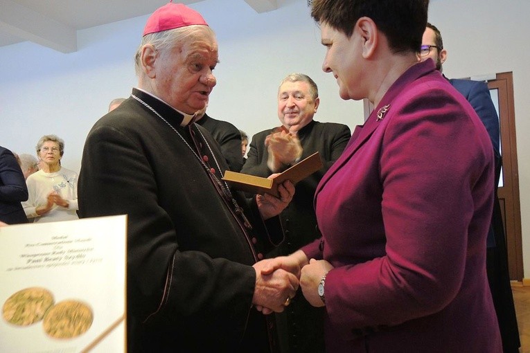 Bp Tadeusz Rakoczy wręcza Beacie Szydło wyróżnienie "Pro Consecratione Mundi"