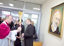 ▲	Biskup Tadeusz Lityński ofiarował do hospicyjnej kaplicy obraz św. o. Pio.