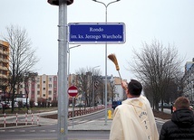 Poświęcenie ronda pamięci ks. Jerzego Warchoła.