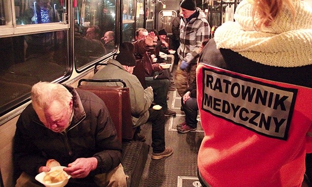 – Bardzo ważny jest ratownik medyczny na pokładzie autobusu, dzięki czemu możemy monitorować stan zdrowia ludzi przebywających na ulicy – tłumaczy Wojciech Bystry.