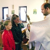 ▲	Indywidualne błogosławieństwo Najświętszym Sakramentem na zakończenie dnia. 