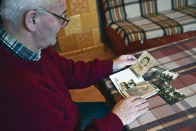 Jerzy Benke, mieszkaniec Biernowa k. Połczyna-Zdroju, przegląda zdjęcia swojej mamy Sabiny Saskiej z okresu II wojny światowej. 