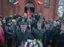 ▲	Wierni tłumnie uczestniczyli w pogrzebie.